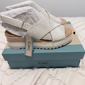 Toms Women's Tan and Cream Sandals